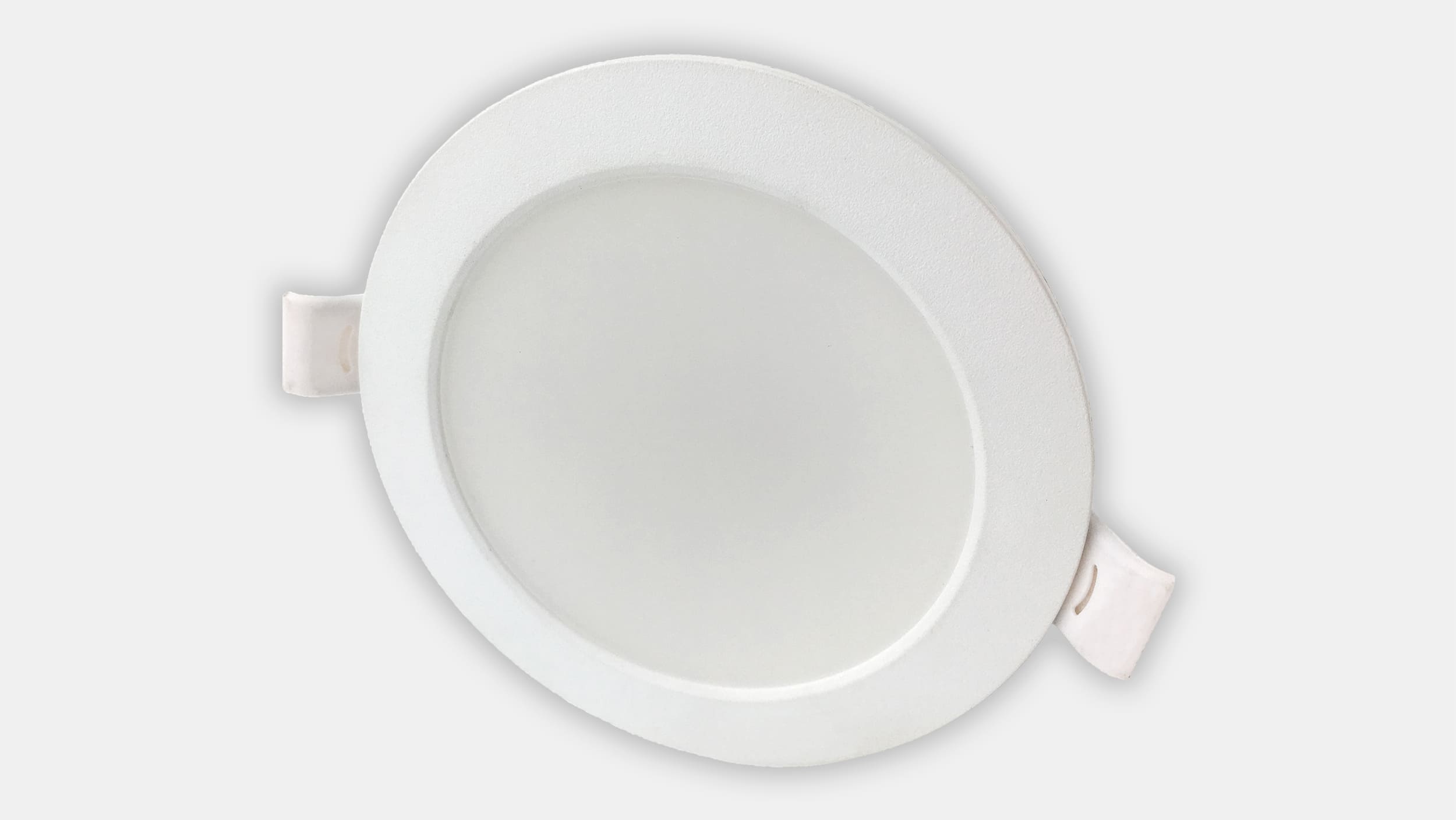 El difusor translúcido deja pasar el 90% de la luz al mismo tiempo que reduce el deslumbramiento